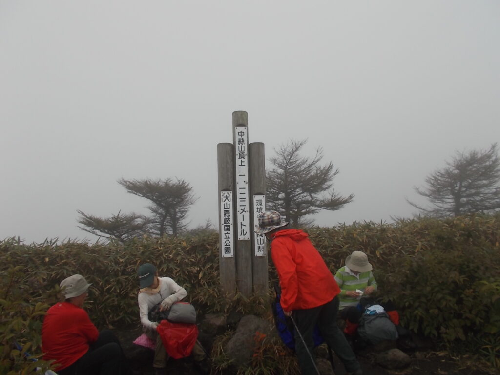 11：55　中蒜山山頂。こちらも真っ白なので、すぐに出発
