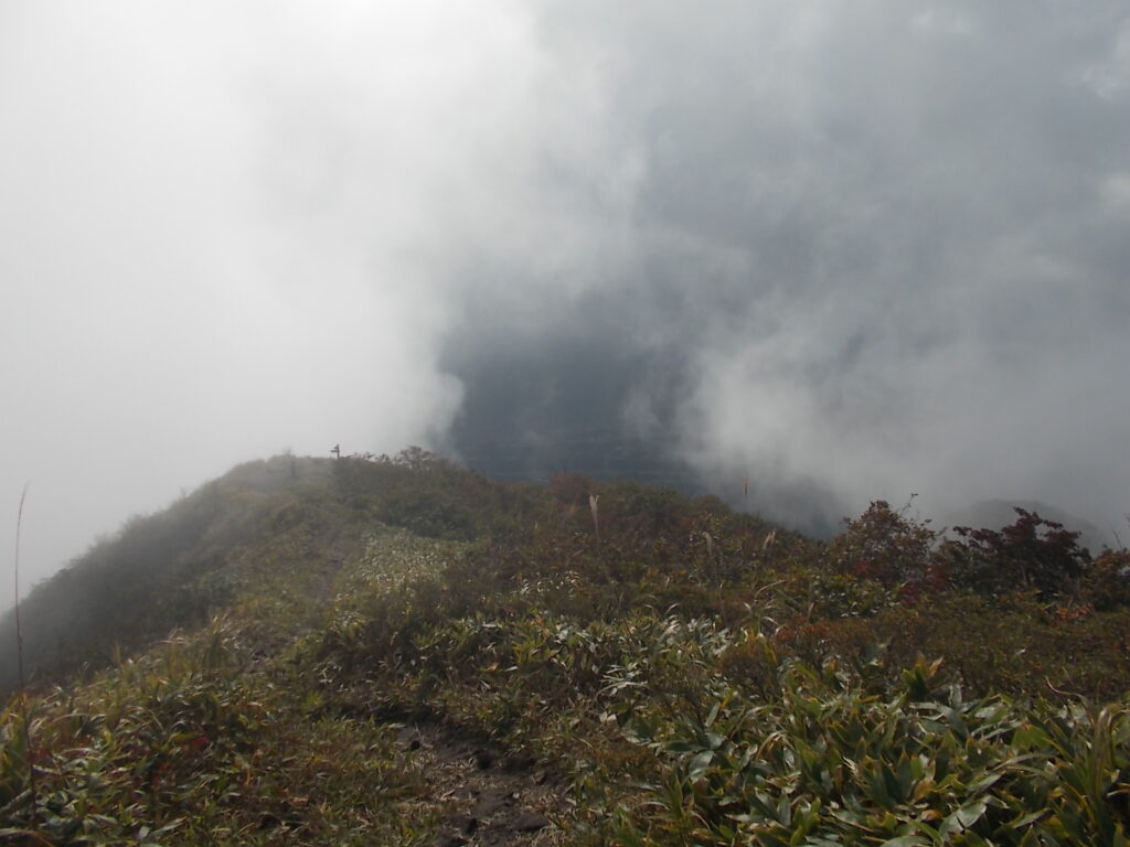 13：01　上蒜山登山口へ向かって下りて行ってる途中で見えた景色。右からの冷たいガスと左からの暖かいガスが真ん中でぶつかってなぜか消えていきます。