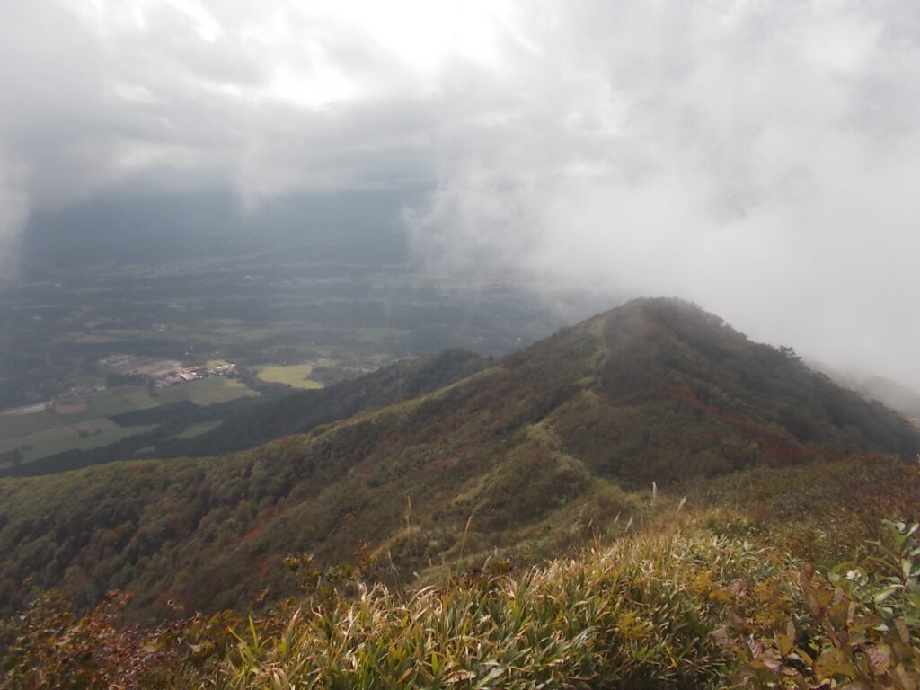 13：06　これから下りていく登山道です。はっきり見えるようになってきました。
