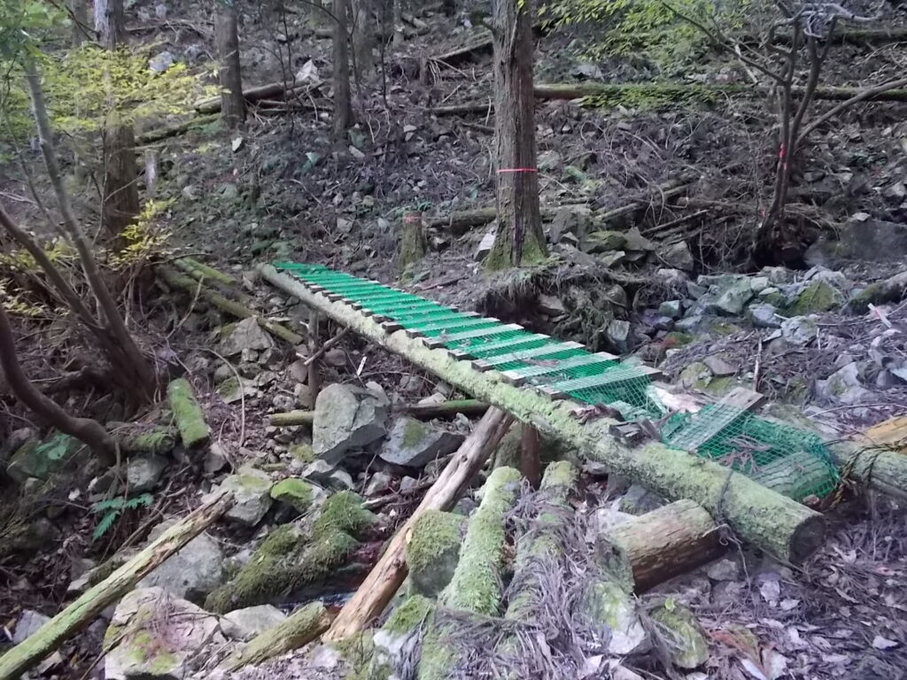 11：24　小さな沢を渡ります。木の橋がありますが、使わない方がいいでしょう。