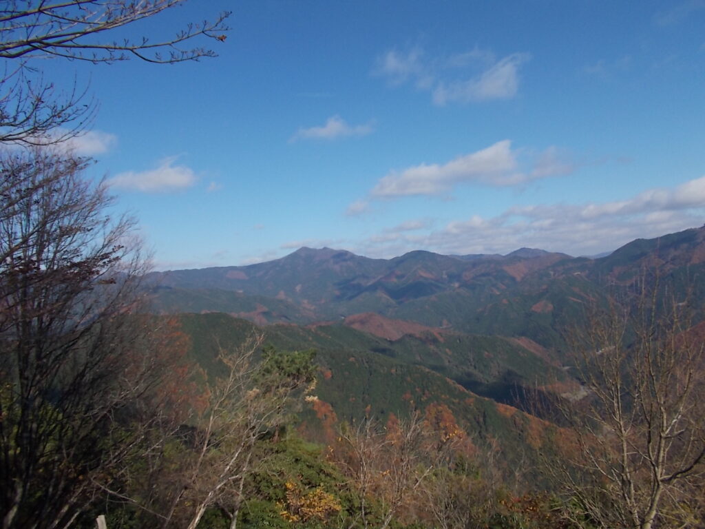 12：10　山頂からの眺め。三室山方面