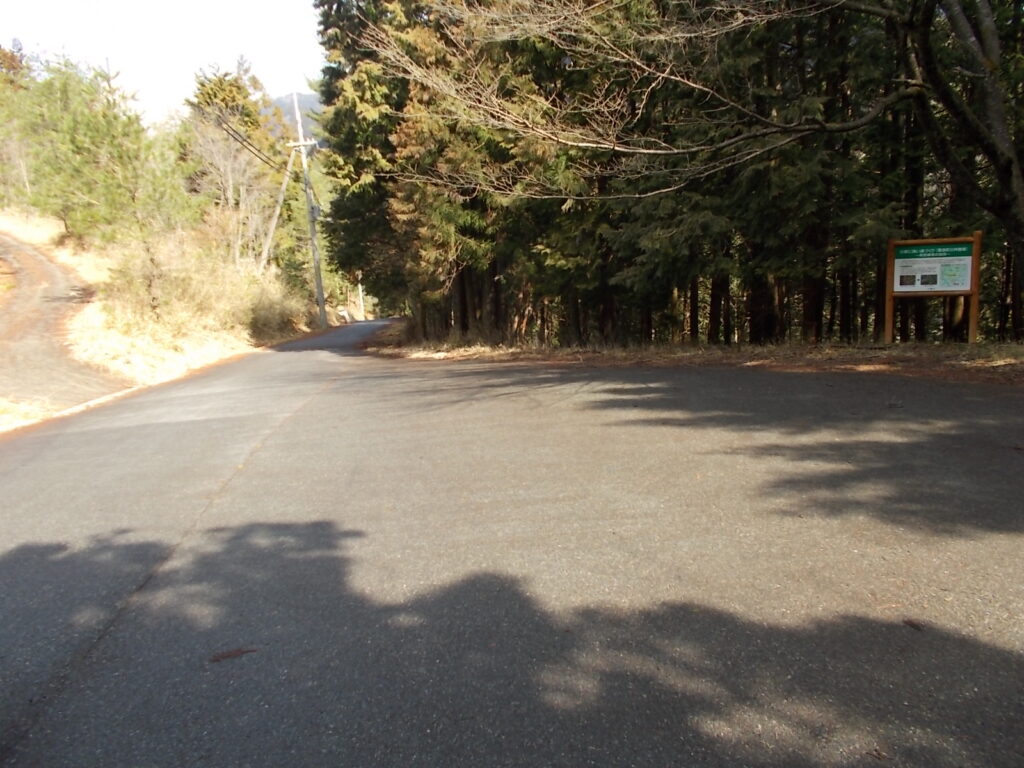 10:35 池王神社の駐車場。ここからスタートします。