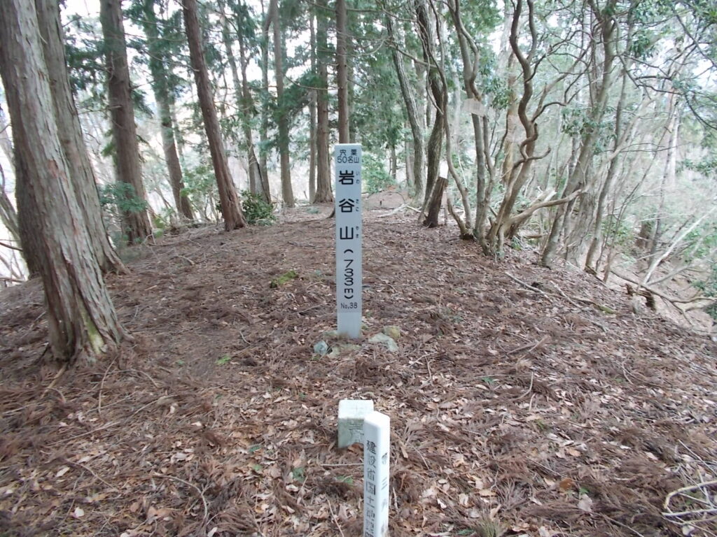 11:23 岩谷山の山頂です。4,5人のグループが来られてました。すぐに戻ります。
