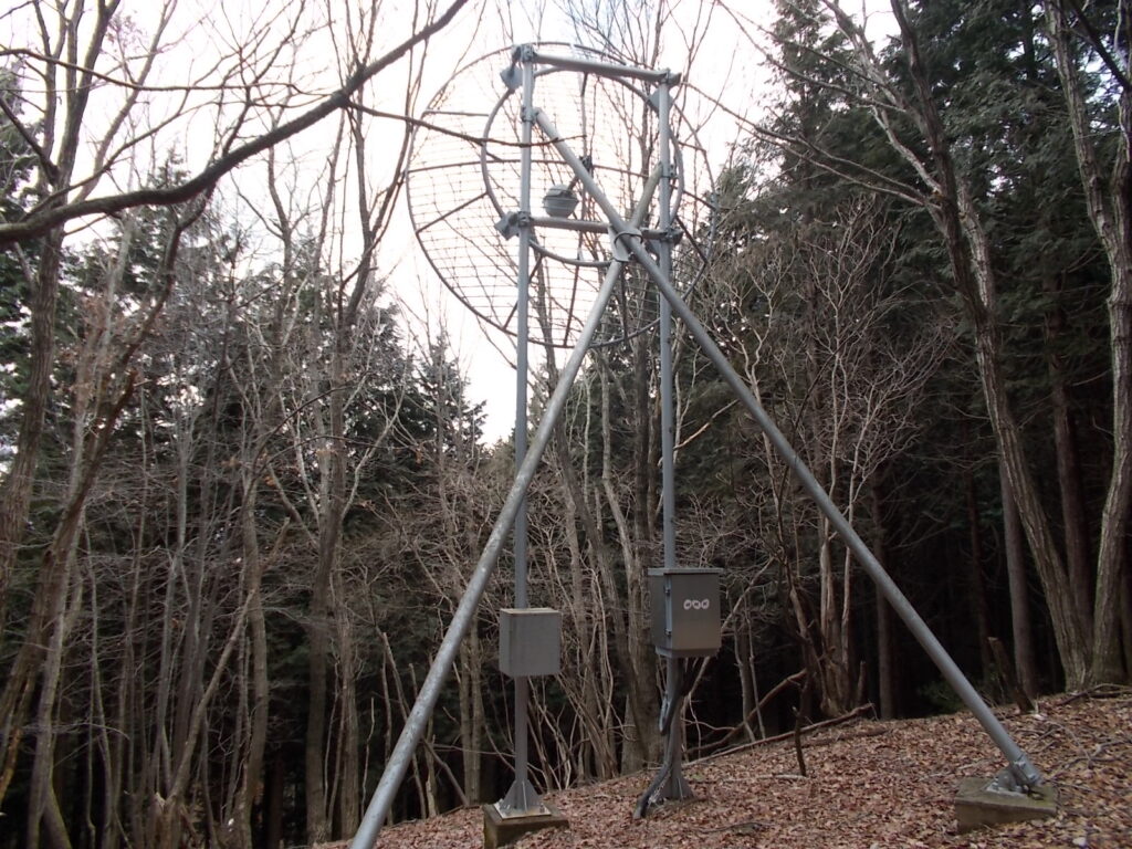 11:31 分岐のアンテナに戻りました。ここから五蔵山を目指します。