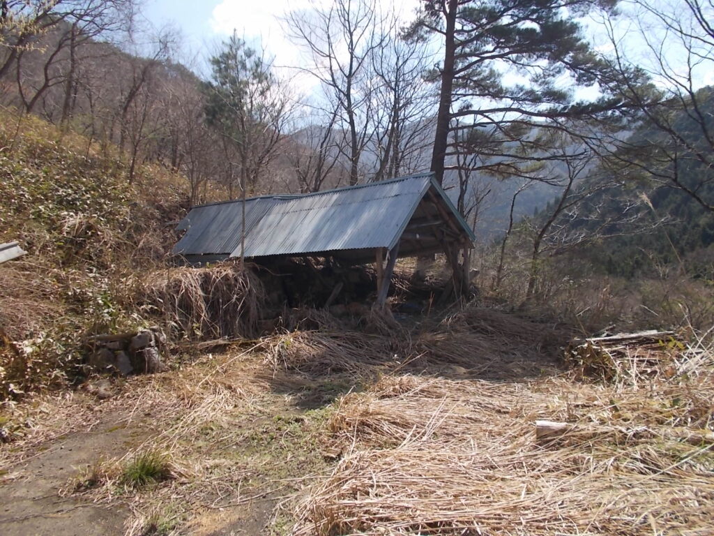 10:13 すぐに炭焼き窯跡に着きます。
