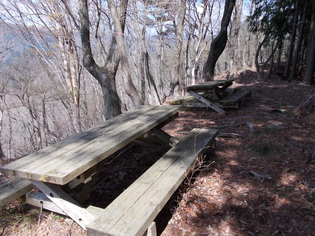 10:35 山頂広場にあるベンチ