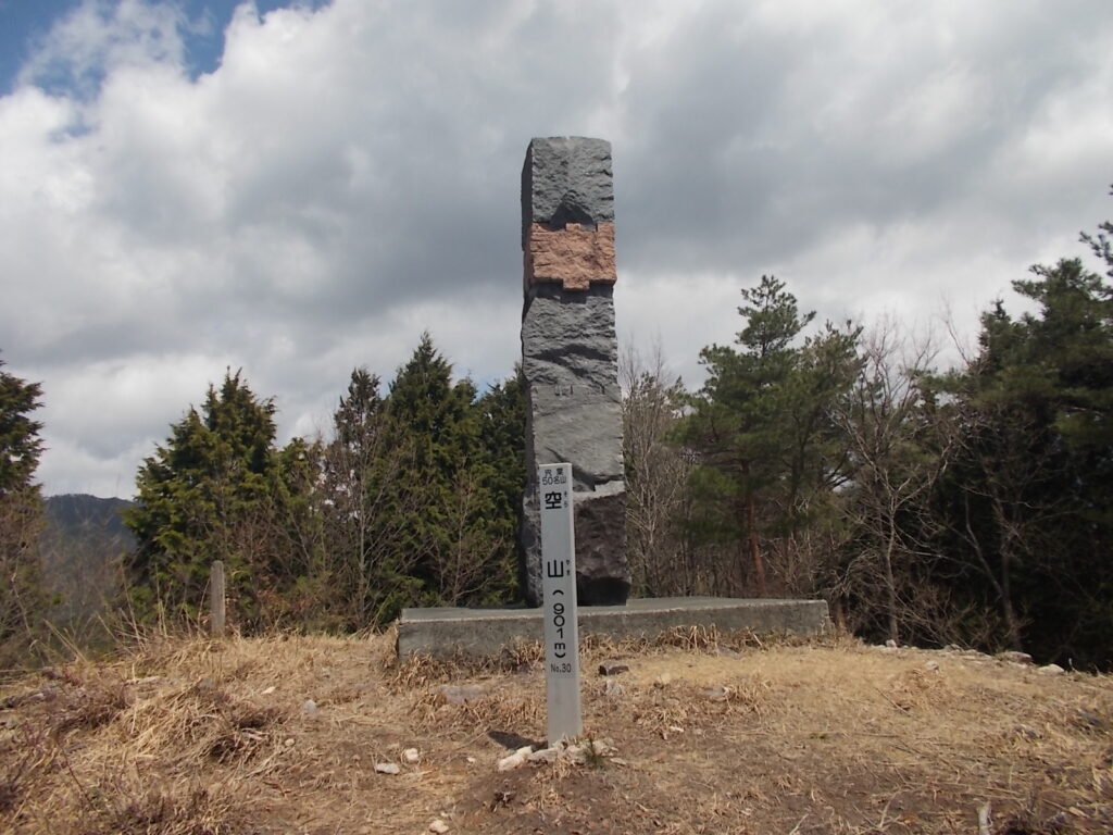 11:26 頑張って登り切ると目の前に平成之大馬鹿門が洗われます。その前に三角点と山頂標柱
