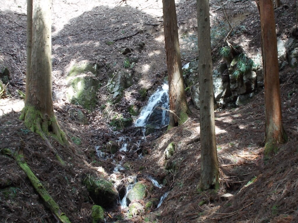 11:47 途中にあった小さな滝。