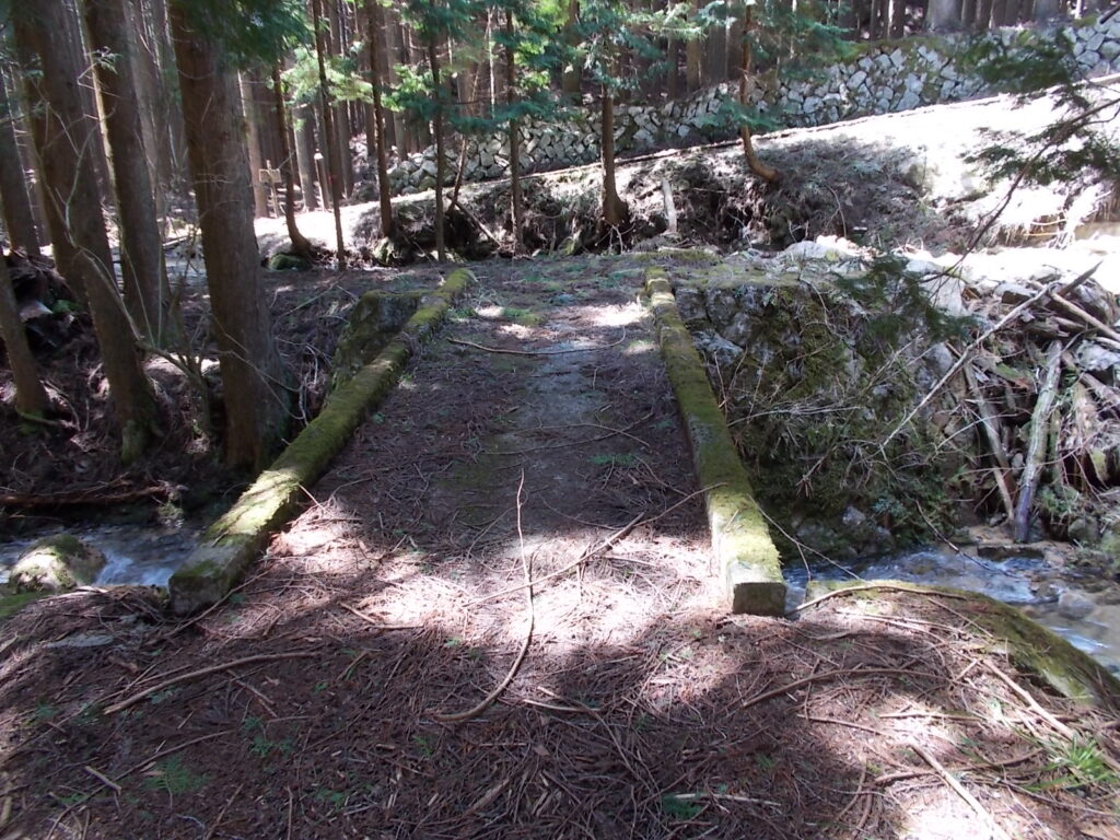 12:08 石積みのかつての畑を抜けると橋を渡ります。千種川にかかる橋です。