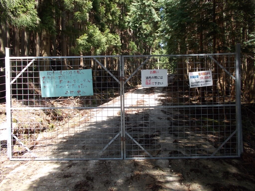 12:14 舗装された林道を下っていくと、獣除けの柵がありました。