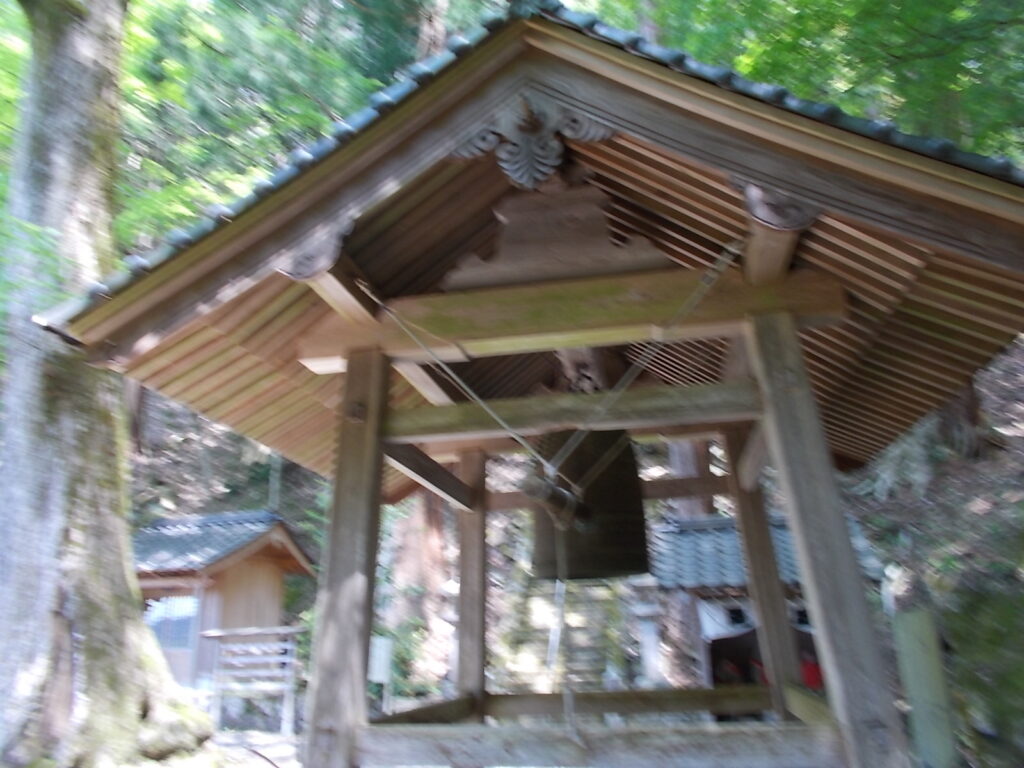 11：02　鐘撞堂の横が登山口です。