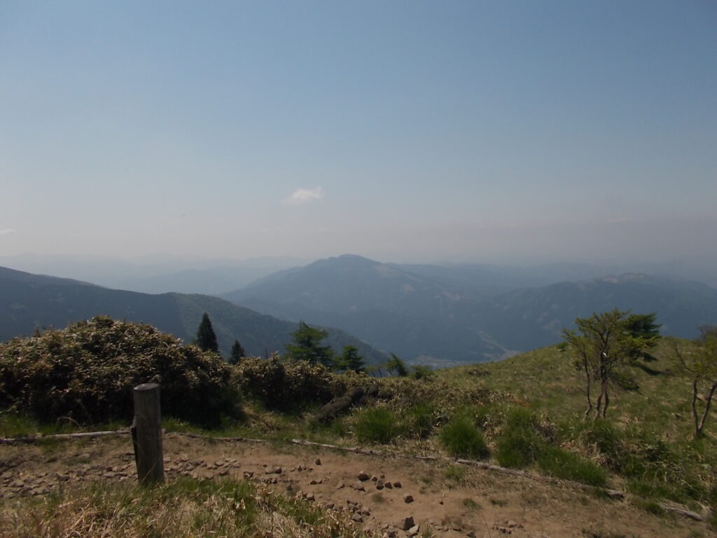 10：13　山頂から見える景色。目の前は日名倉山です。