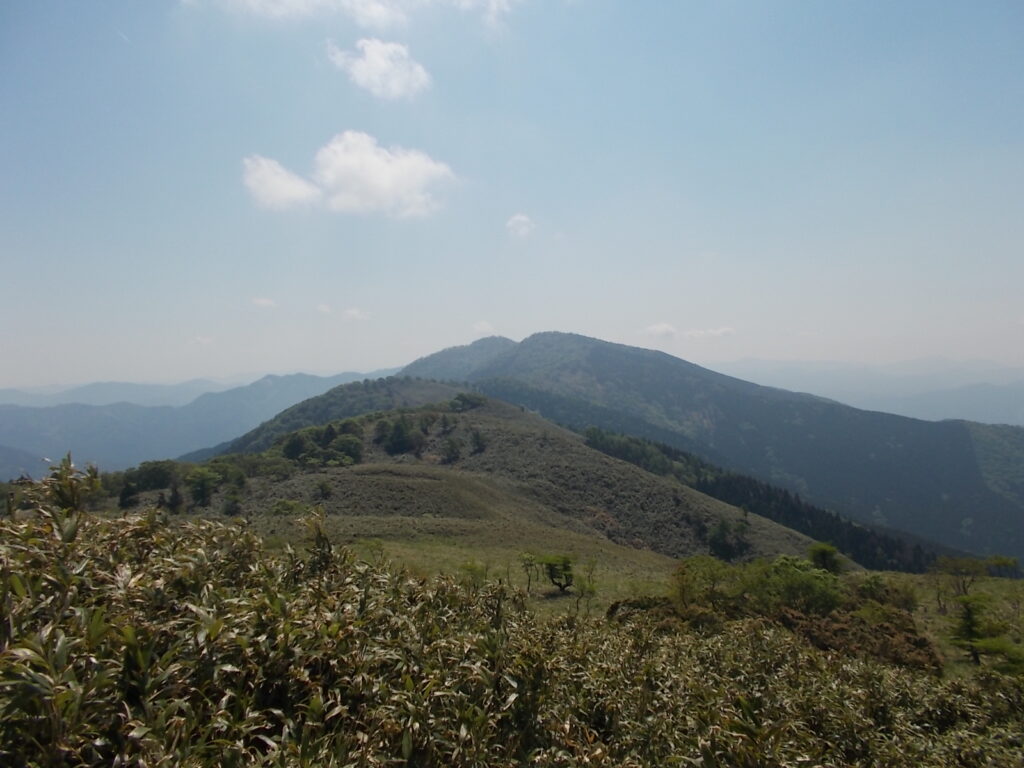 10：14　これから向かう船木山と後山。その遙か向こうは段ヶ峰かな？