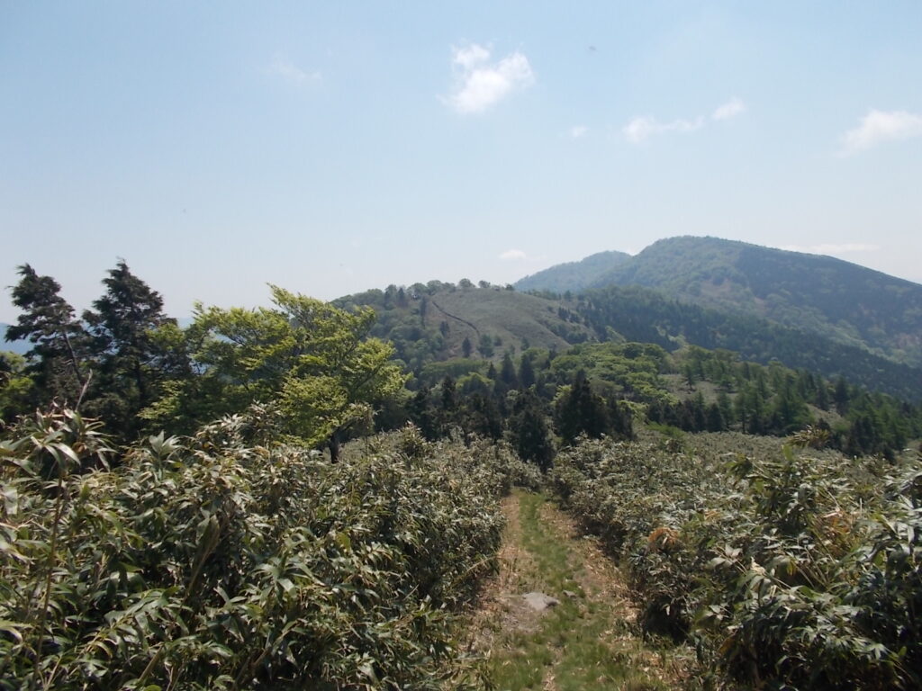 10：27　気持ちのいい稜線歩きです。まさしく空中回廊　1000ｍの風に乗ってです。