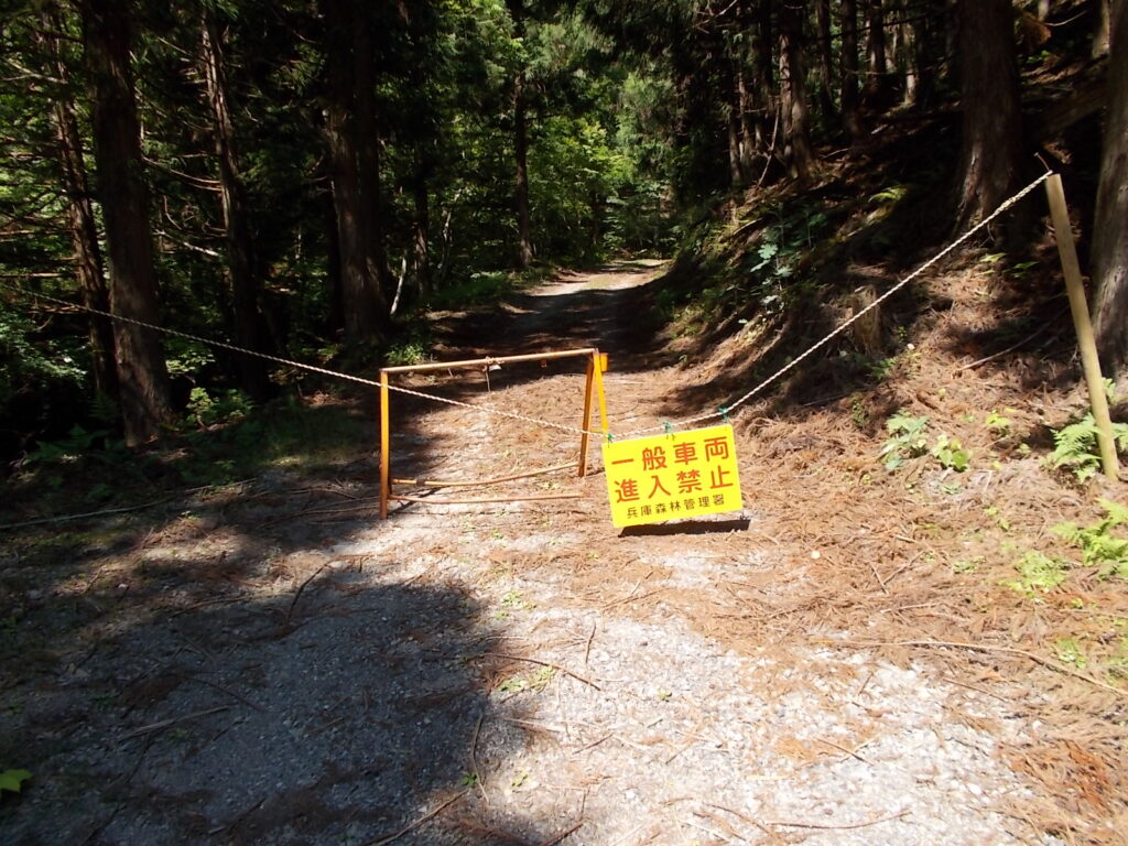 10：11　広場の奥にある進入禁止の案内