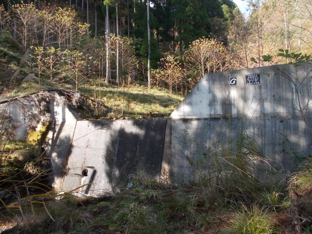 11：07　堰堤を越えます。