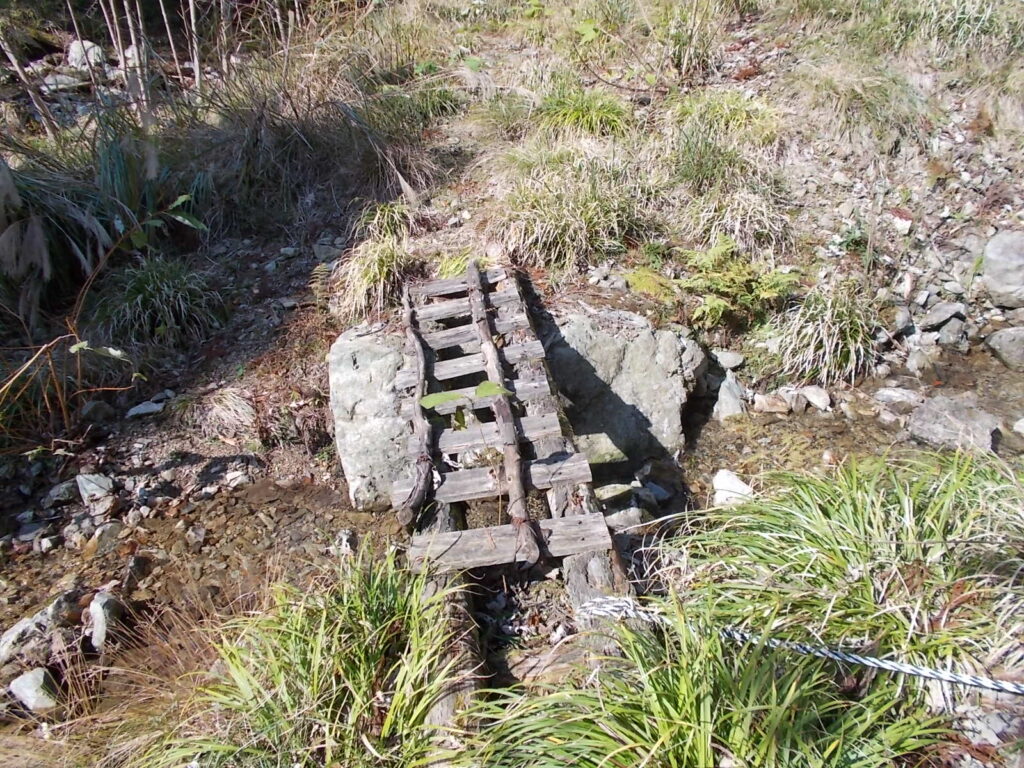 11：07　壊れかけの橋。怖いので流れを渡ります。