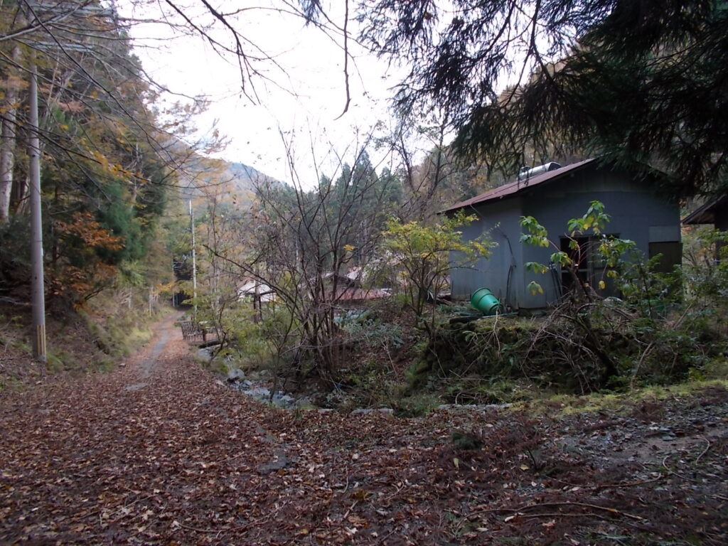 13：46　民家が見えてきました。
