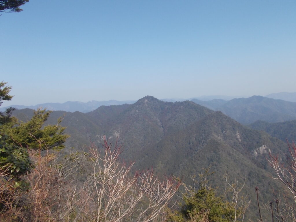 10:42 山頂から見える景色。