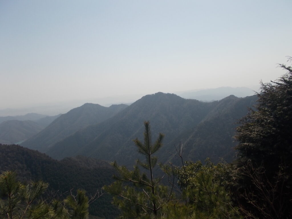 12:38 展望台からの眺め。こちらは 七種薬師方面。