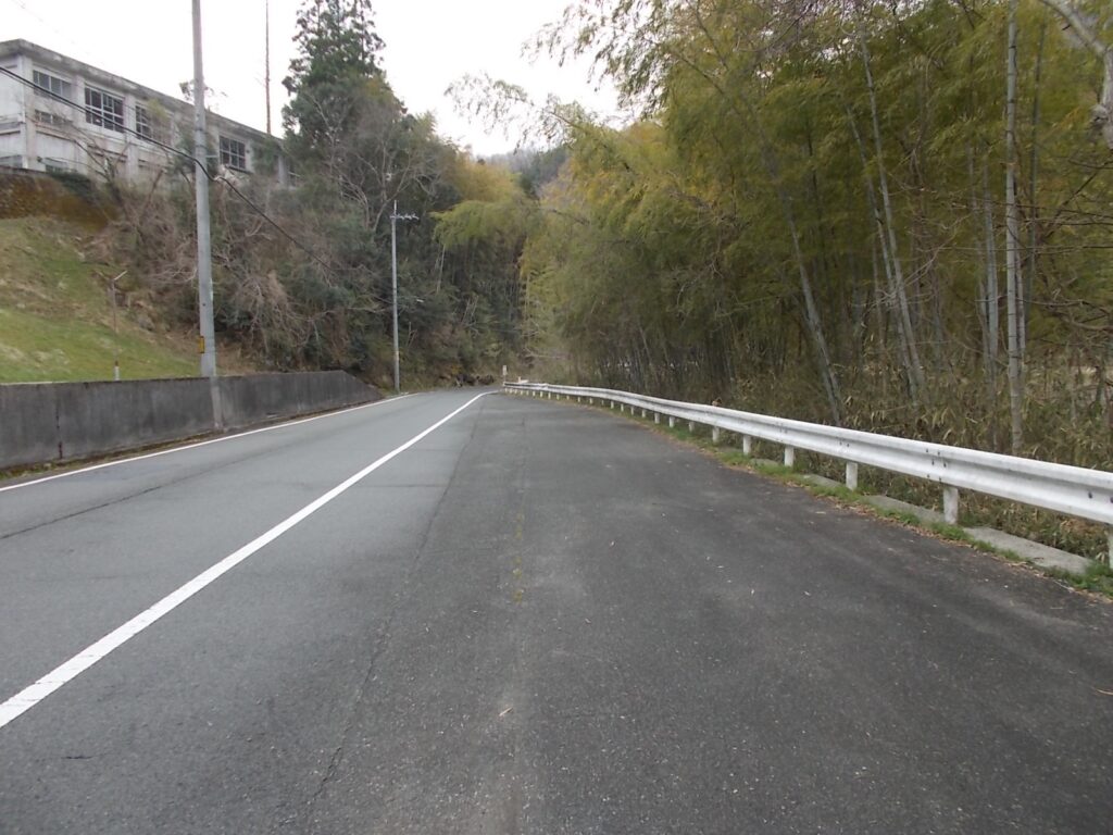 10：32　広い路肩に駐めました。