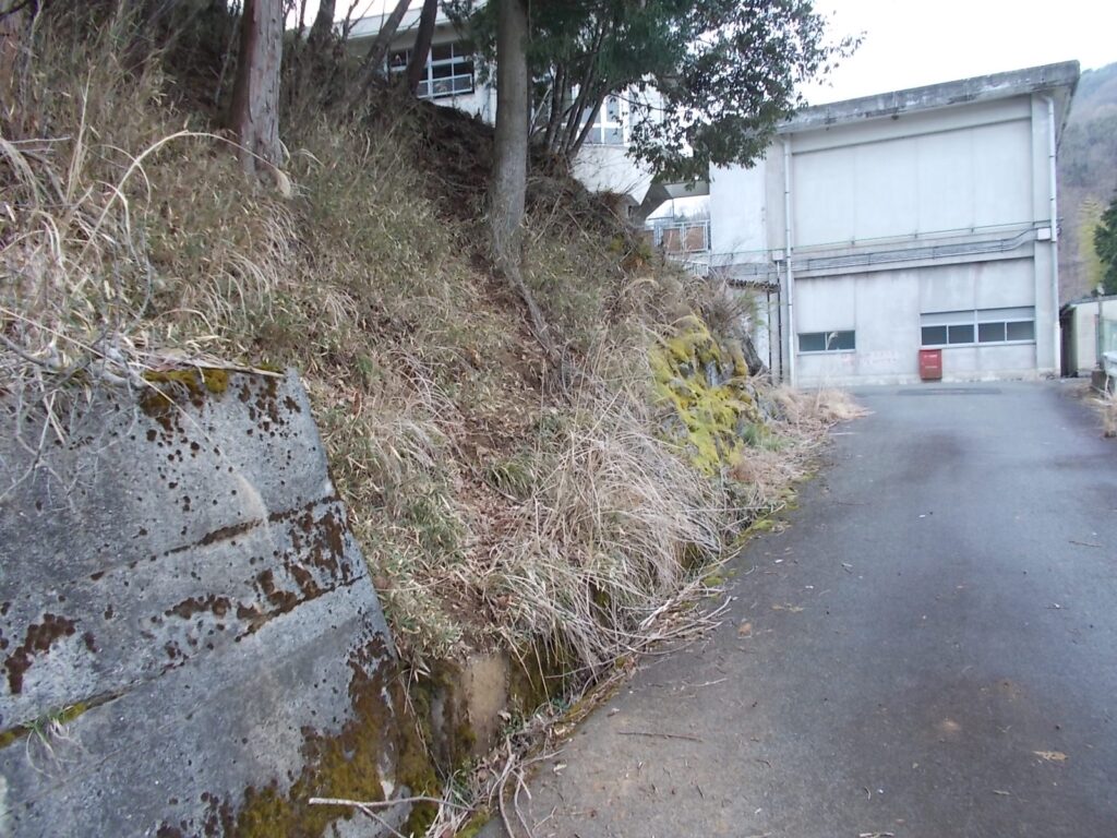 10：35　左の斜面に取り付きます。正しいのは学校まで上って振り向いた地点のようです。ここにロープがありますが、かなりの急斜面なので、こちらからの方がいいようです。