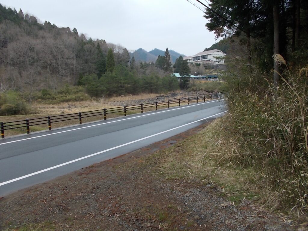 11：33　で、すぐに県道へ。あとはこれを歩いて戻ります。