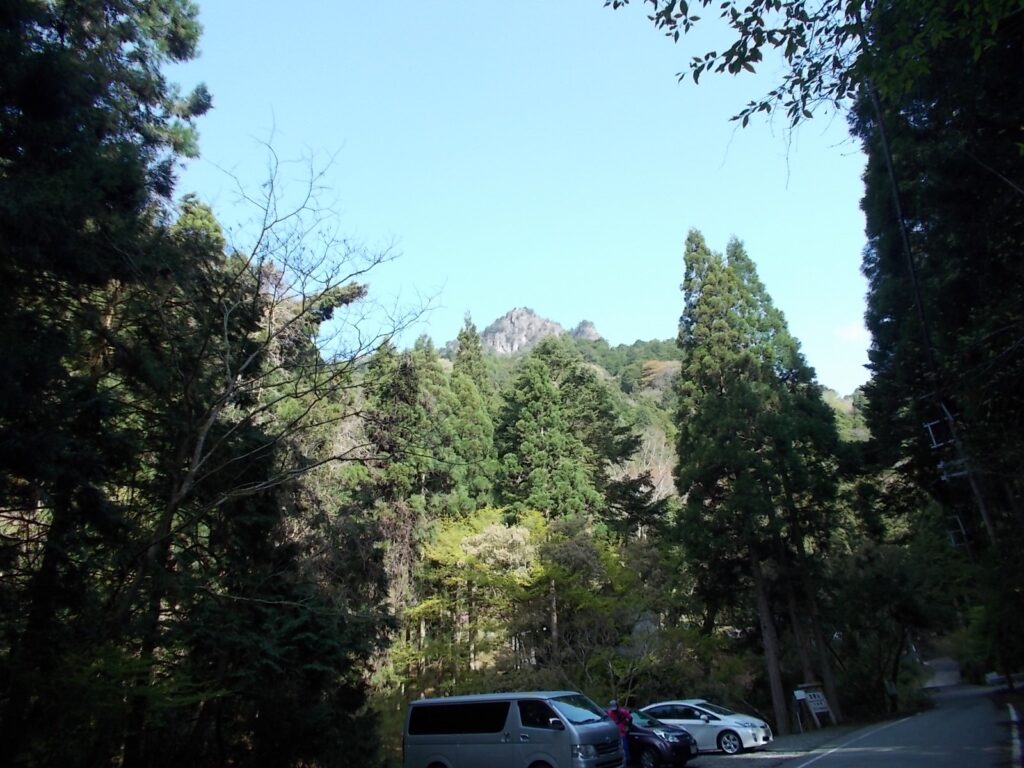 8：33　駐車場から見えた大天井岳（雪彦山）の山頂