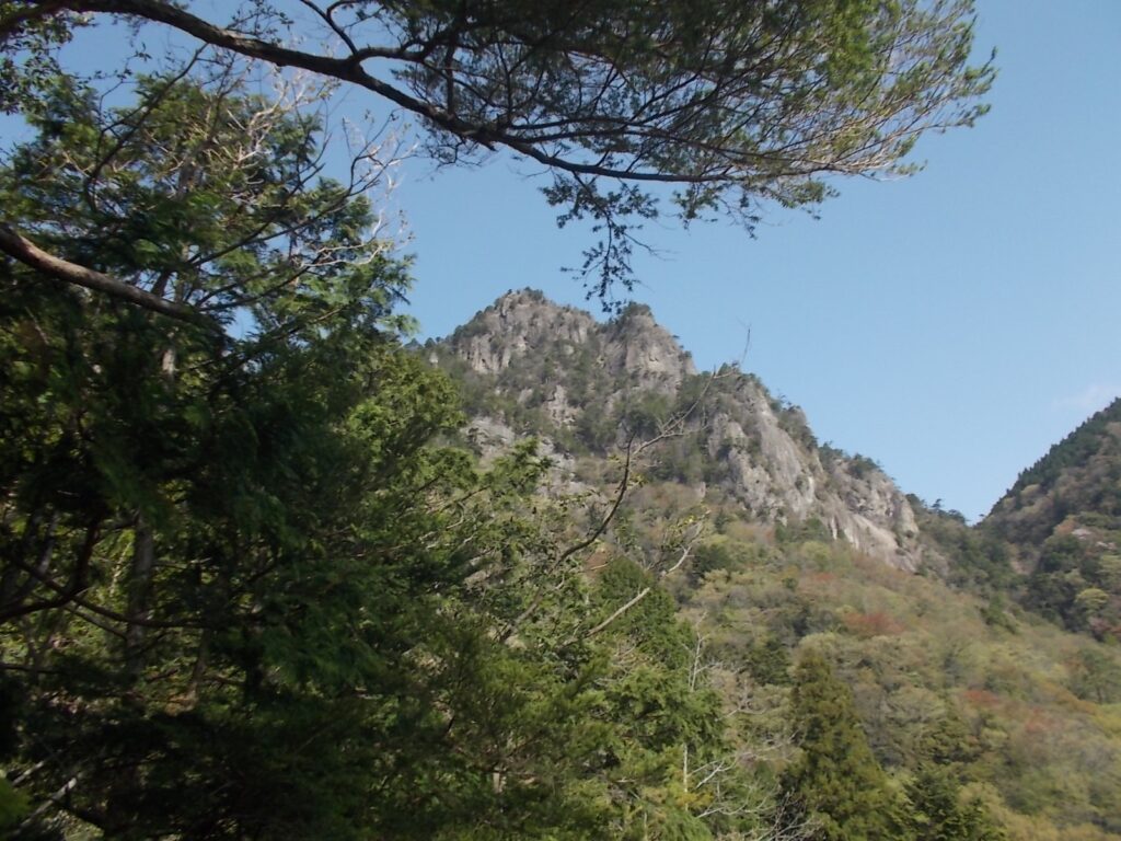 8：53　途中から見えた大天井岳。その姿に圧倒されます。