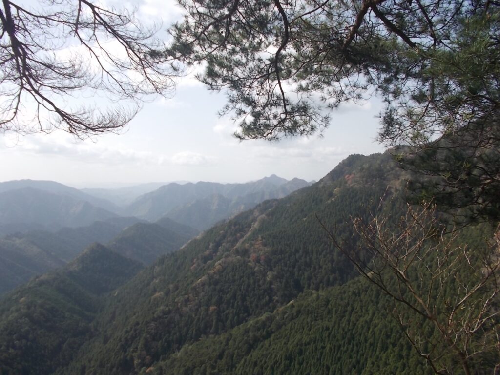 9：28　足がすくむ岩の上を歩いてちょっと広場に。見晴らし岩からの景色です。中央は明神山
