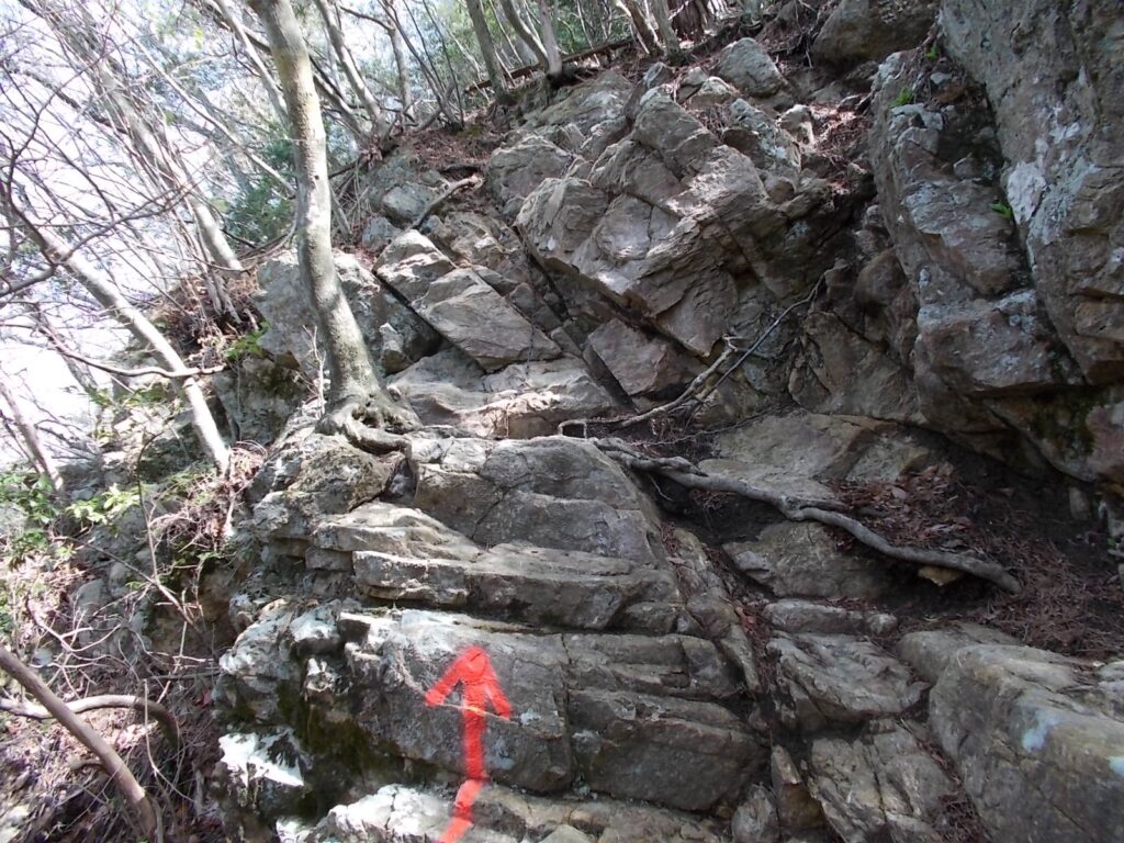 9：31　さらに岩場を上ります。赤い矢印があるのでまず間違うことはありません。が、よくご確認下さい。