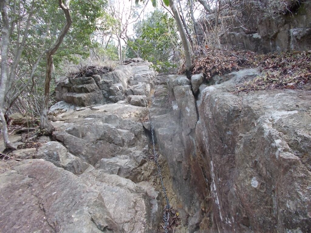 9：35　さらに鎖のある岩場を上ります。