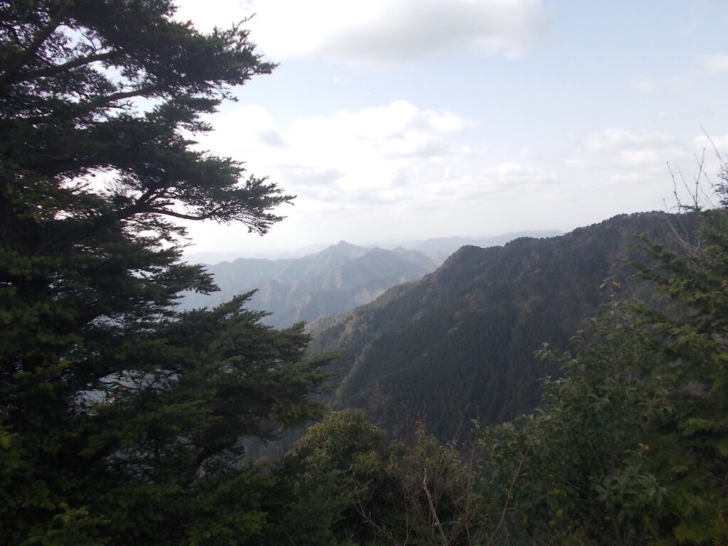 9：46　山頂からの景色。中央は明神山