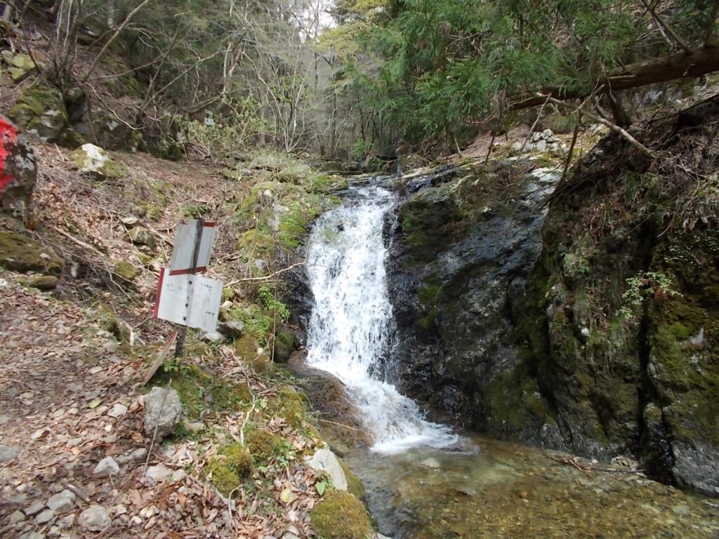 11：55　次の小さな滝に出ました。