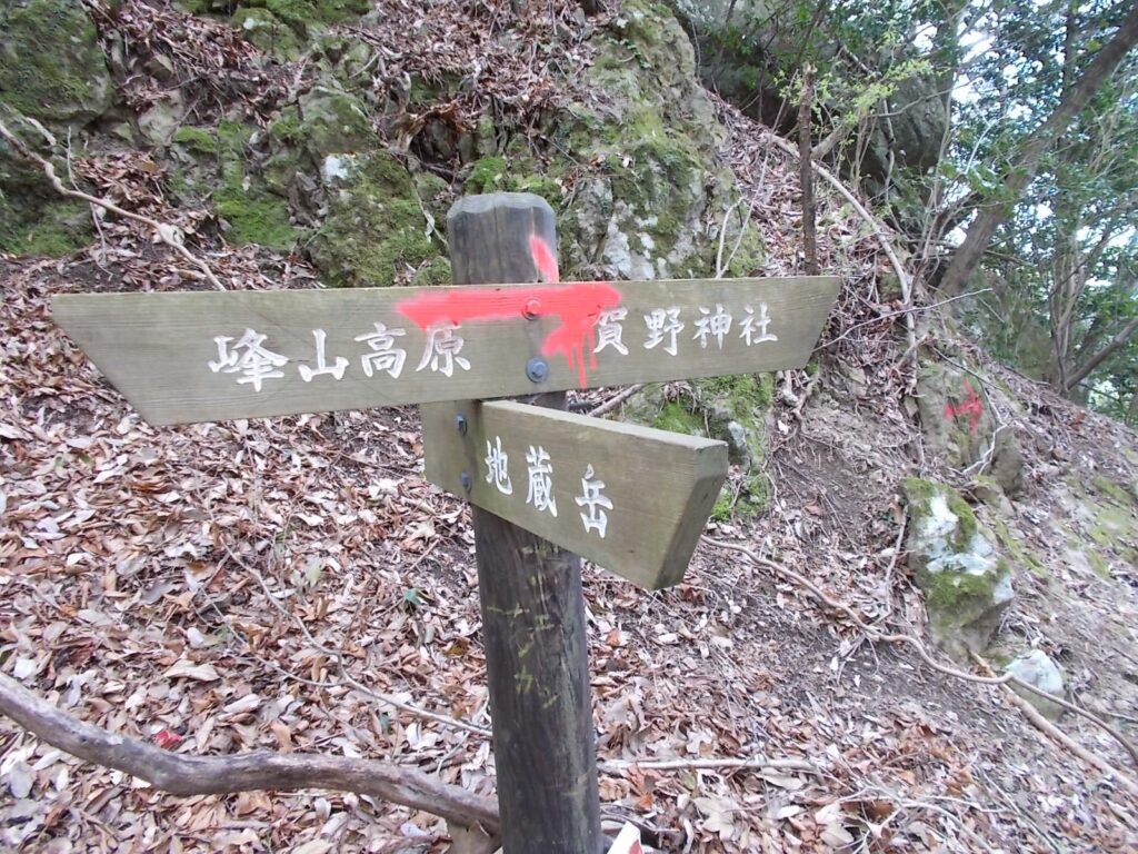 12：09　滝の下を渡り、一端沢から離れます。