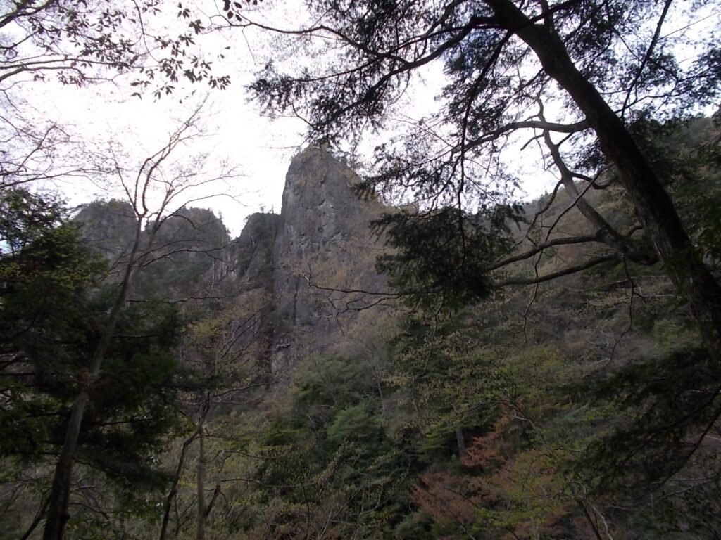 12：10　途中から見えた地蔵岳かな？