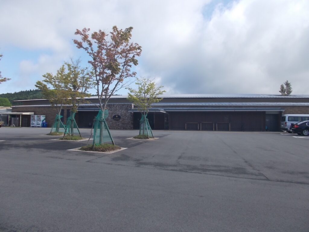 8：15　ホテルの駐車場をお借りして、スタートします。まずは、西側の森を抜けて峰山林道へ