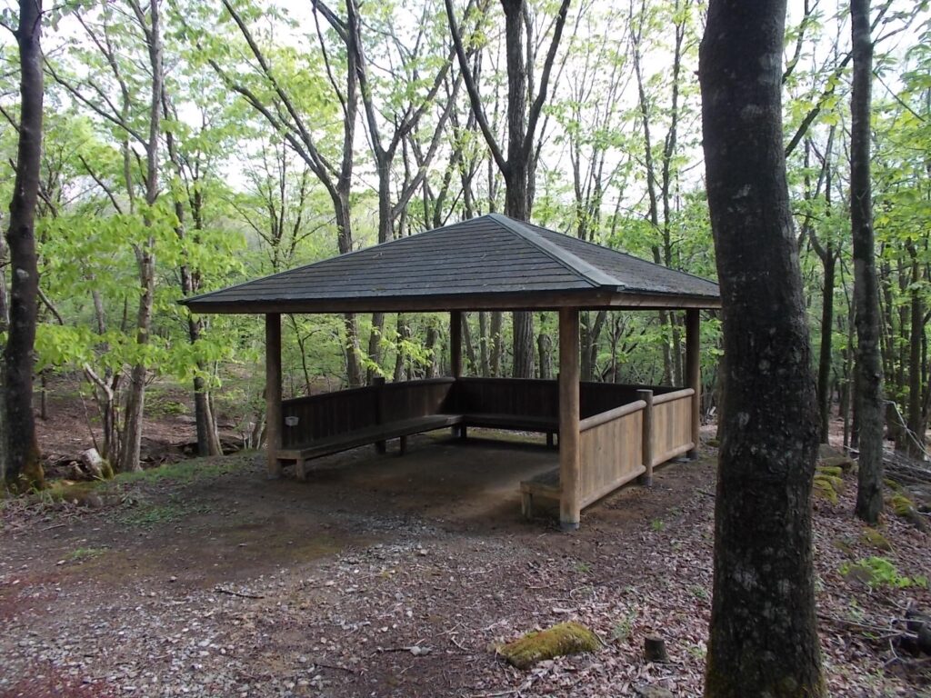 8：19　ハイキングコースの途中にある休憩所