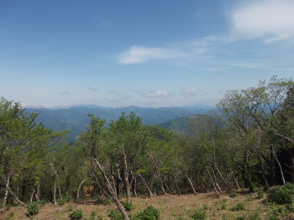 10：18　途中にある展望場所から見た風景。中央は藤無山、左奥が氷ノ山