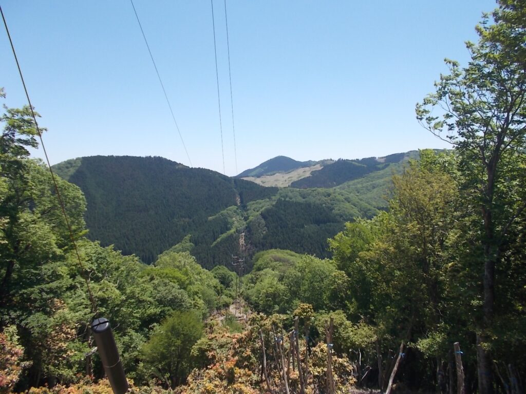 12：51　ここから、砥峰高原がよく見えます。