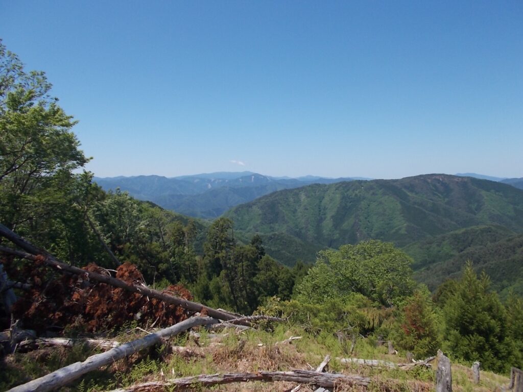 12：55　展望地に出ました。ここからは北方面の山々がよく見えます。正面奥は氷ノ山、その手前は藤無山です。