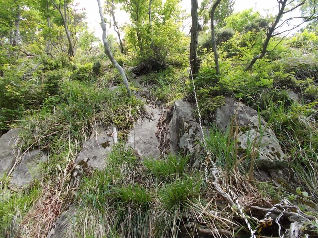 11：15　さらにロープのある岩場を乗り越えます。