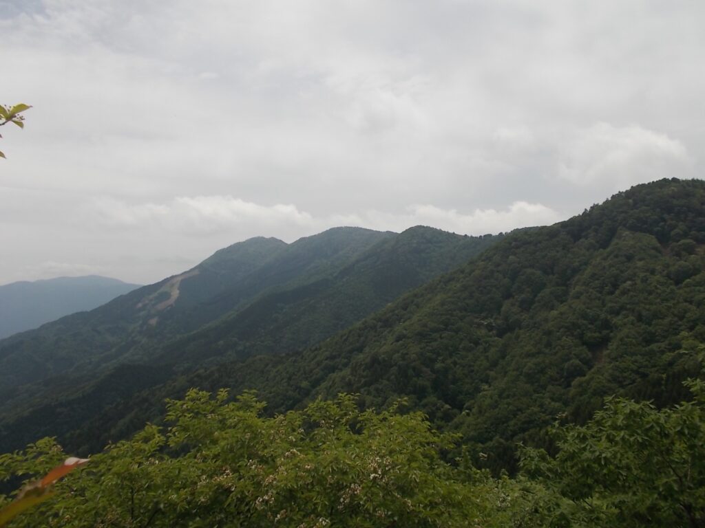 11：15　岩場の上は見晴らしのいい場所でした。中央左から後山、船木山