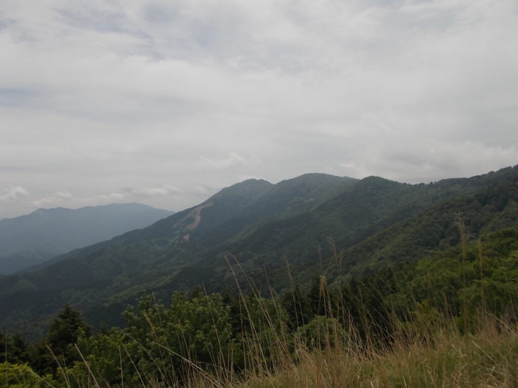 11：21　山頂からの景色。後山、船木山、鍋ヶ谷山。一番奥は植松山