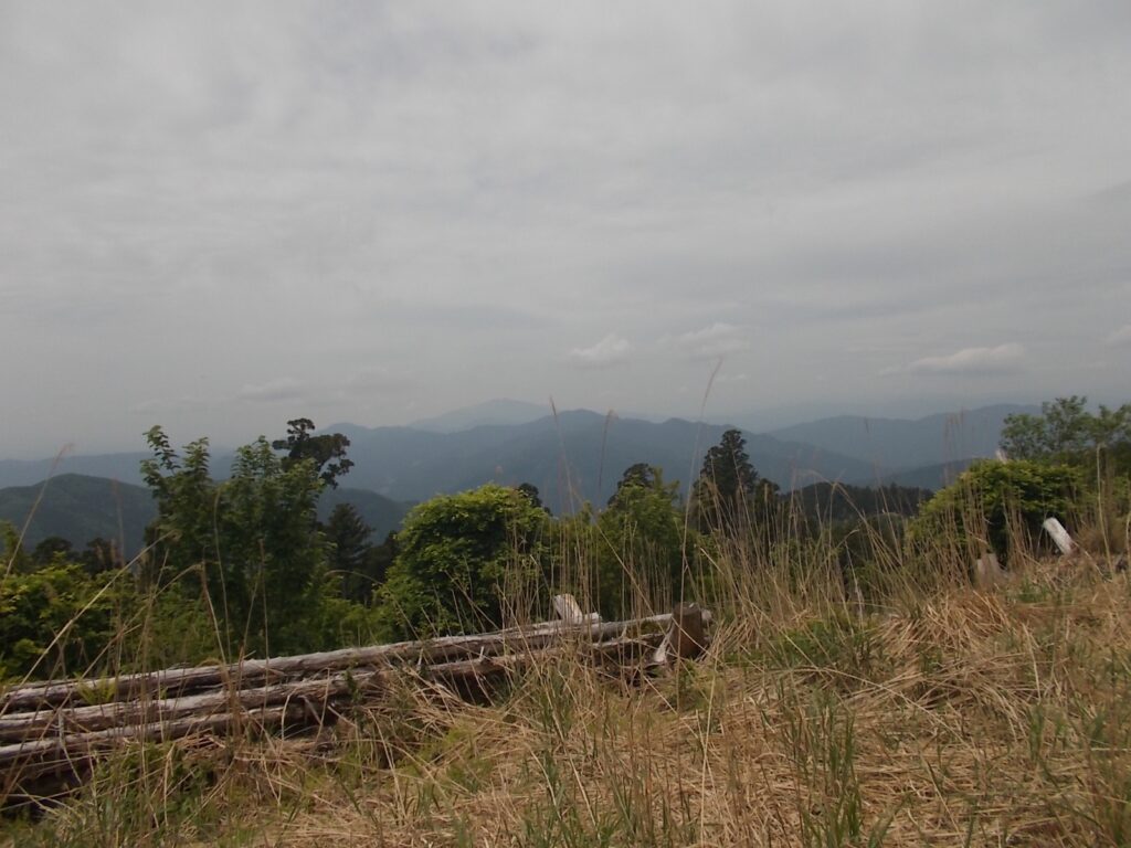 11：36　ダルガ峰の西側が開けていて、那岐山方面が見えました。