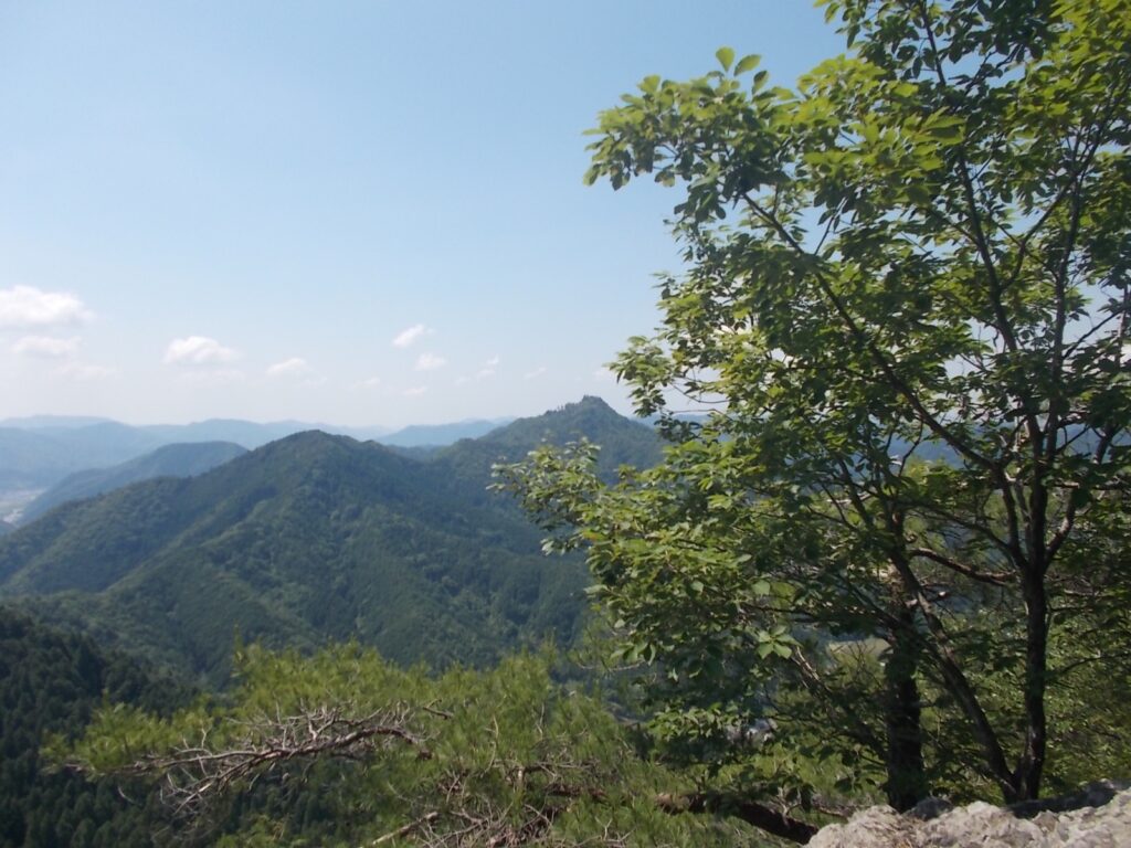 10：33　中央は南に位置する長水山