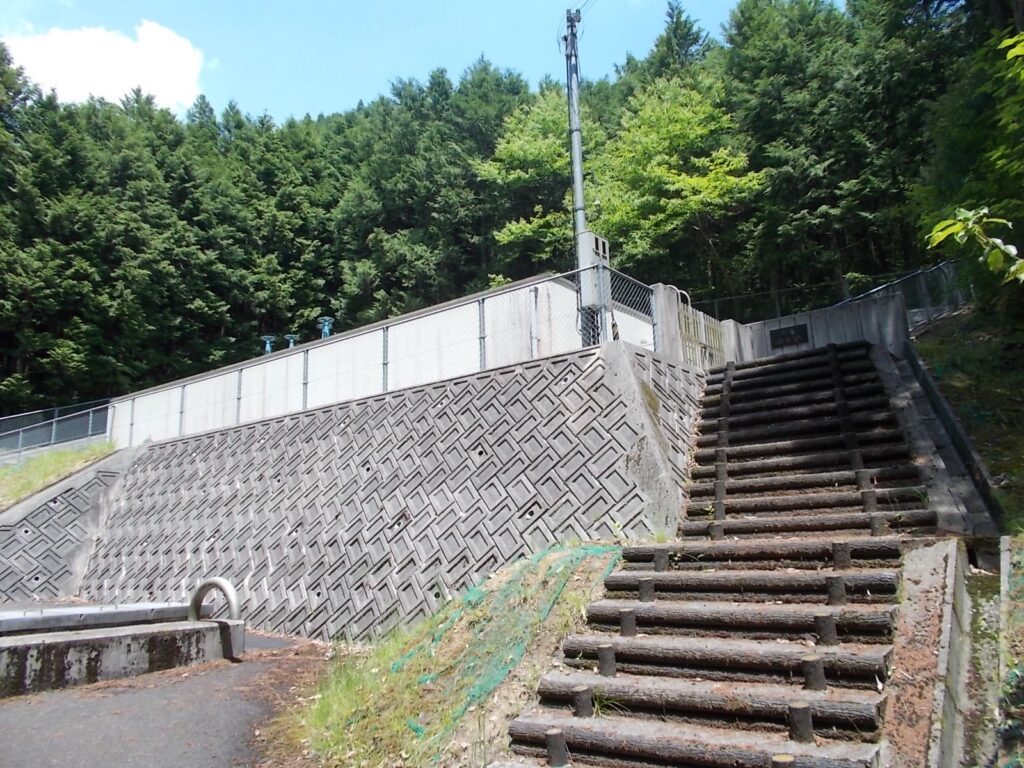 13：04　駐車場まで戻ってきました。これは、配水場