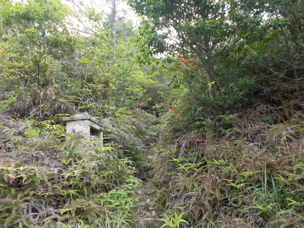 9：41　墓地の右上を目指して上ると、登山口に着きます。案内はありませんが、ここから上っていきます。