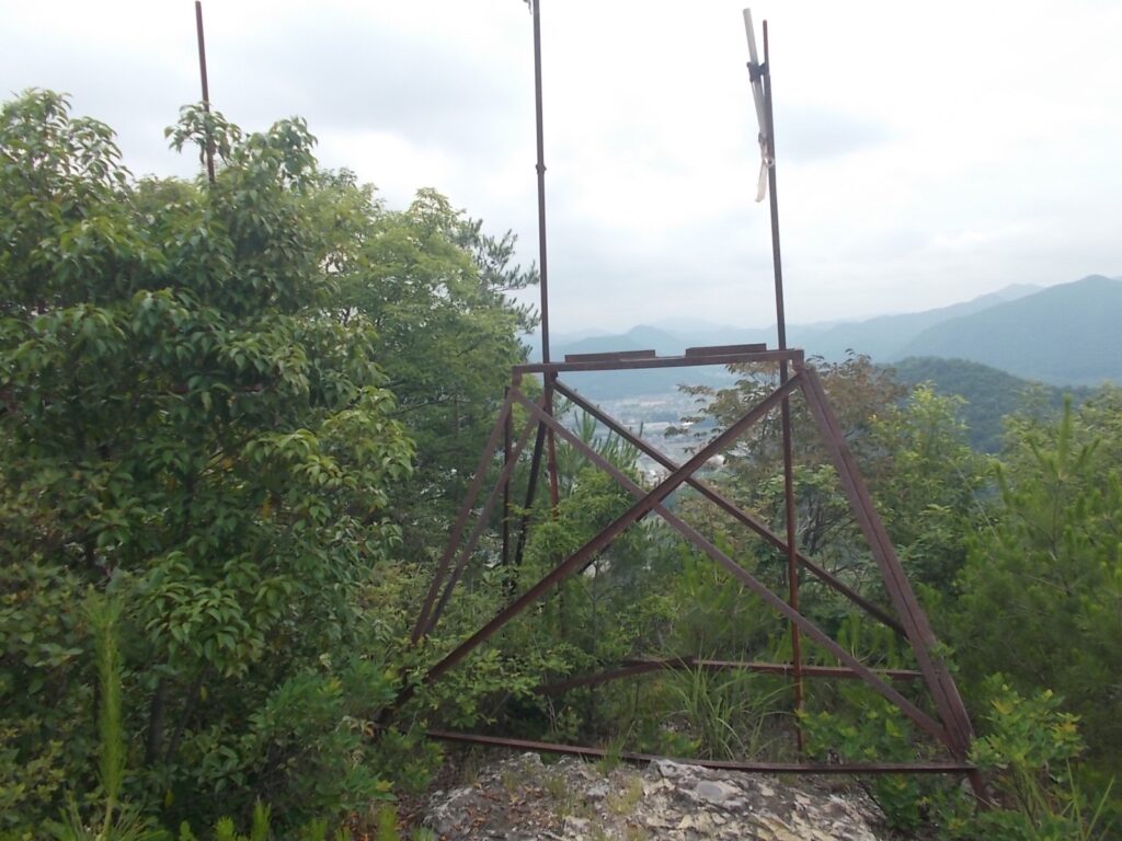 9：55　北山（？）山頂でした。ここからテープをたどって下りかけましたが、下まで下りそうだったので、山頂から分岐まで戻りました。