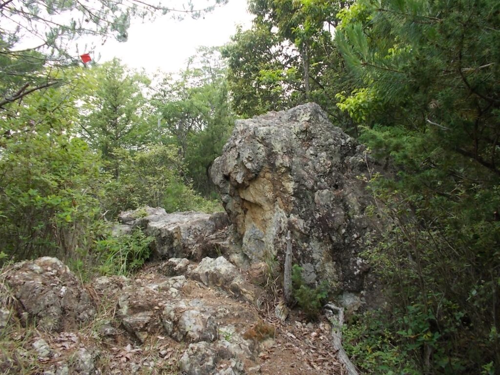 10：13　大きな石が。